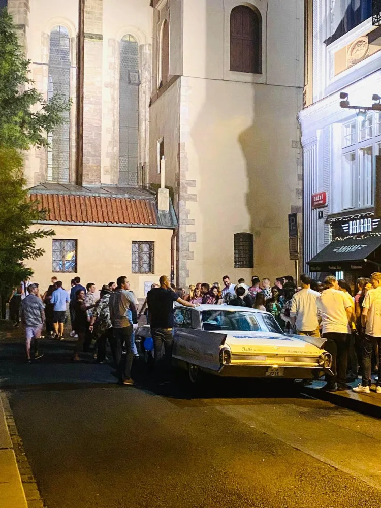 Praha zakázala noční organizované tahy po barech, na dodržování dohlédne městská policie
