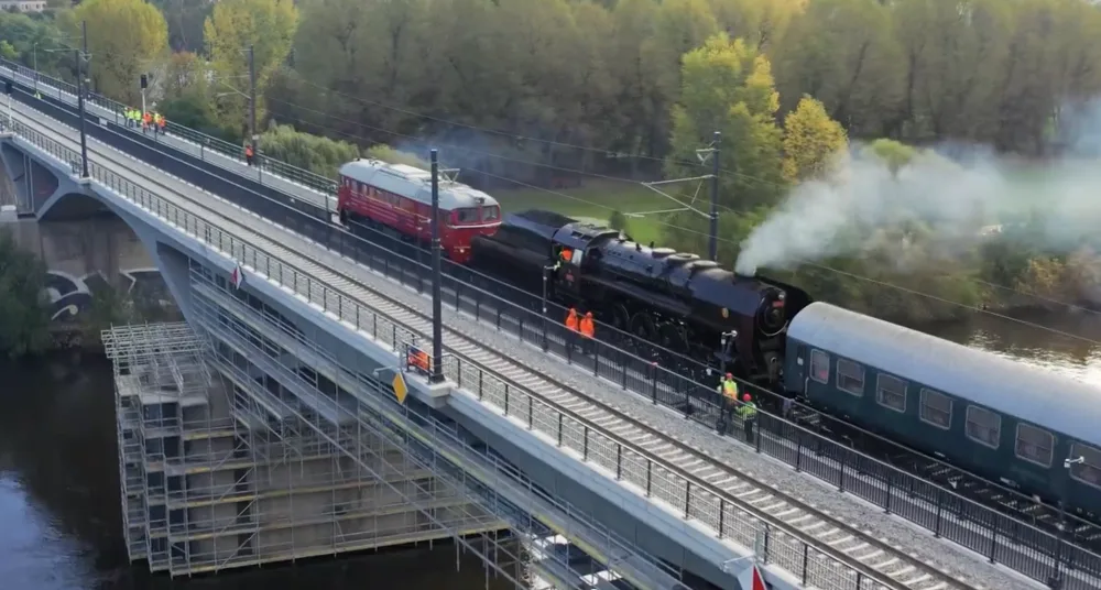 VIDEO: Branický most prošel zátěžovým testem, prověřily ho těžké historické lokomotivy