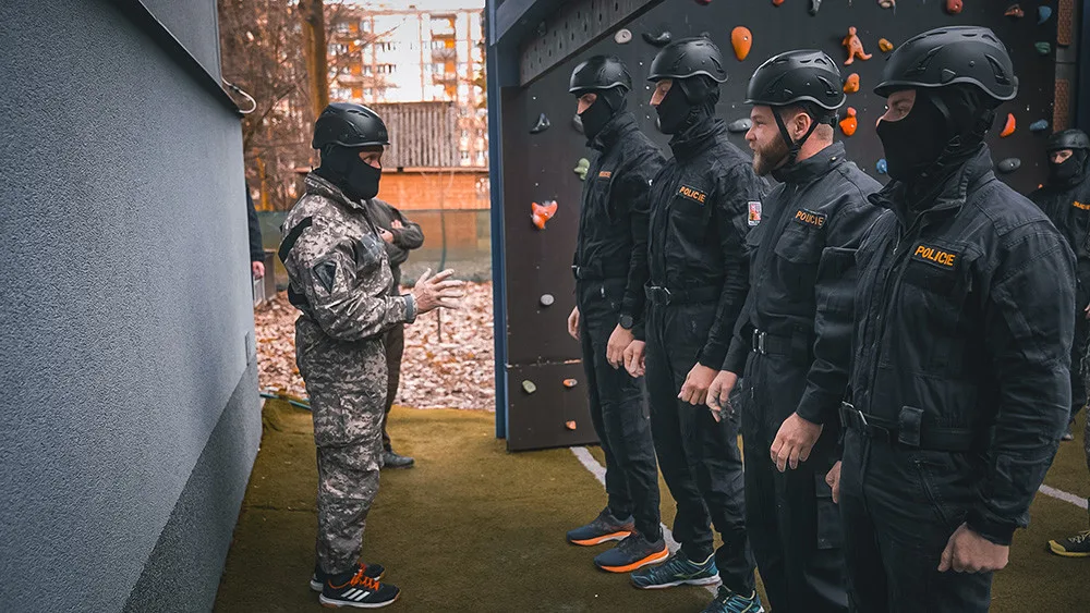 Ondřej Havlíček při natáčení videa u policejní zásahové jednotky