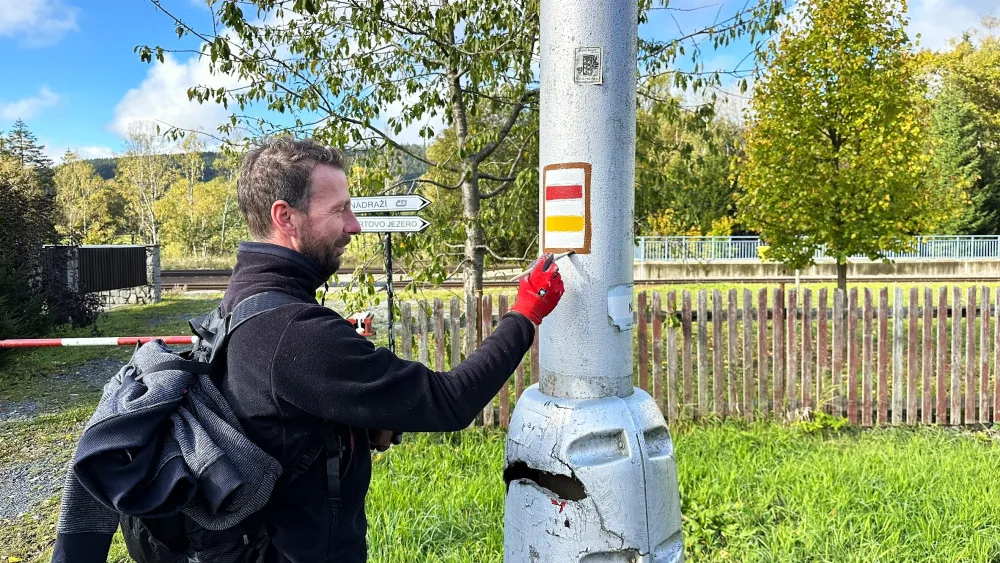 Značkač Klubu českých turistů v akci na šumavském Špičáku