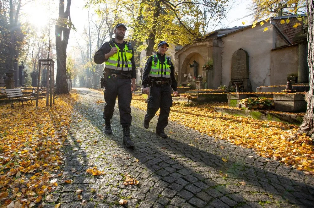Strážníci hlídkují na pražských hřbitovech, varují před novými triky zlodějů