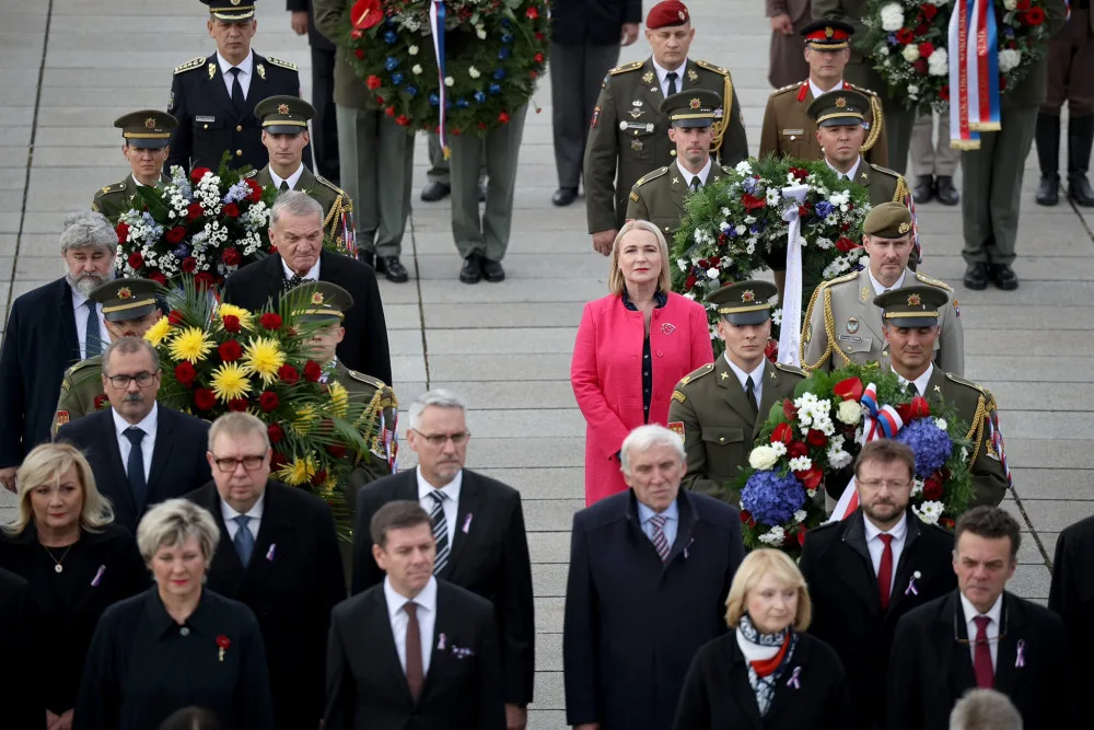 Výročí vzniku státu připomněla pieta na Vítkově, přelétly armádní letouny