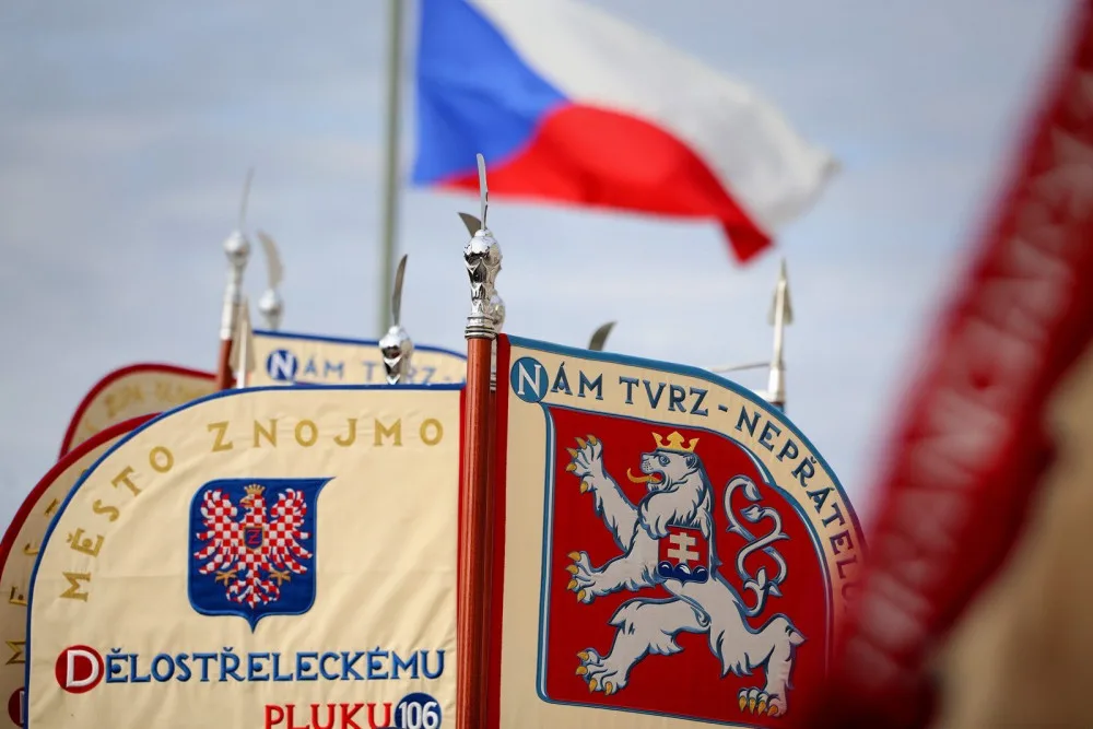 Nad Vítkovem proletěly armádní letouny, představitelé státu tam připomněli výročí založení státu