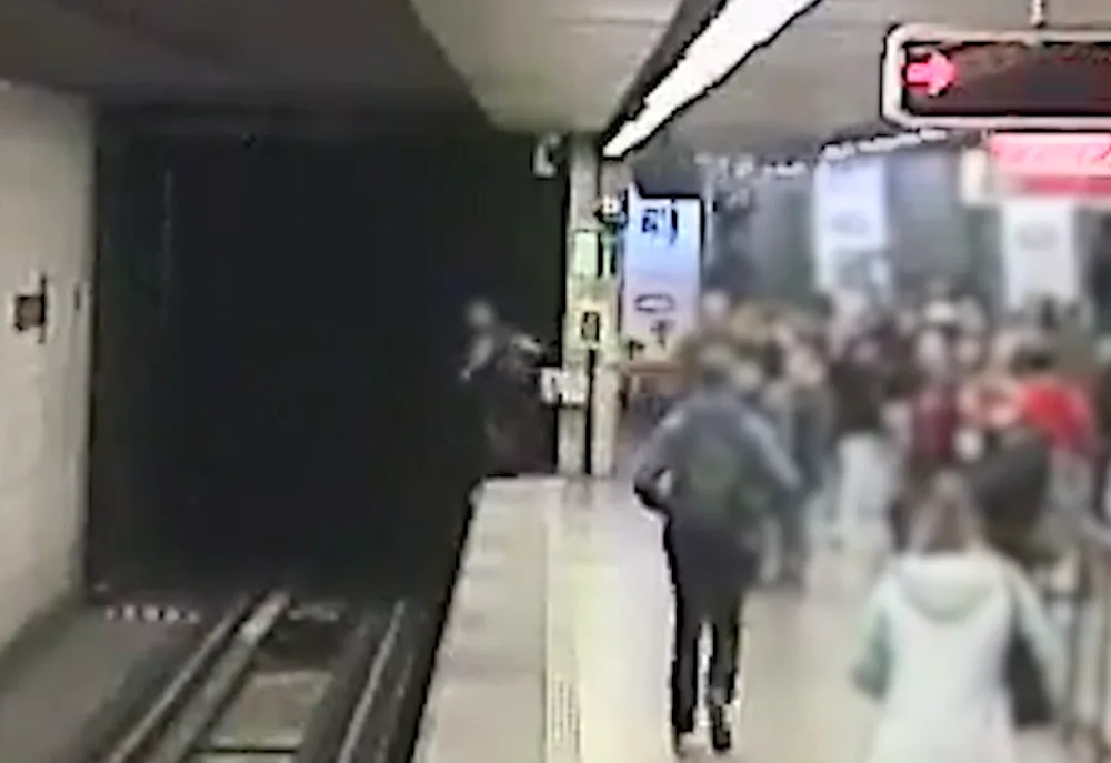 VIDEO: Muž spolykal léky a chtěl spáchat sebevraždu skokem pod metro. Život mu zachránil jiný cestující