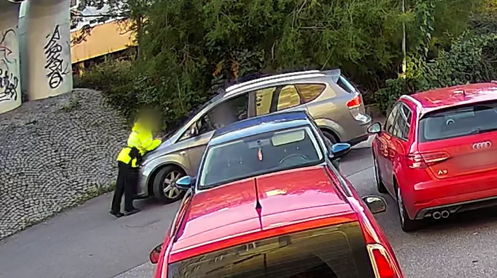 Řidička vjela do zákazu. Když to s ní chtěla strážnice řešit, narazila do ní