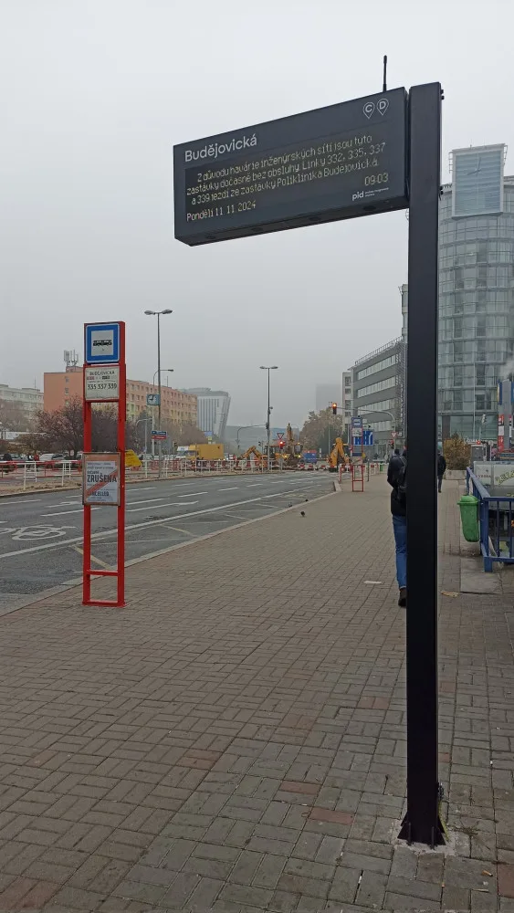 Havárie vodovodu omezila dopravu na Budějovické, autobusy jezdí odklonem