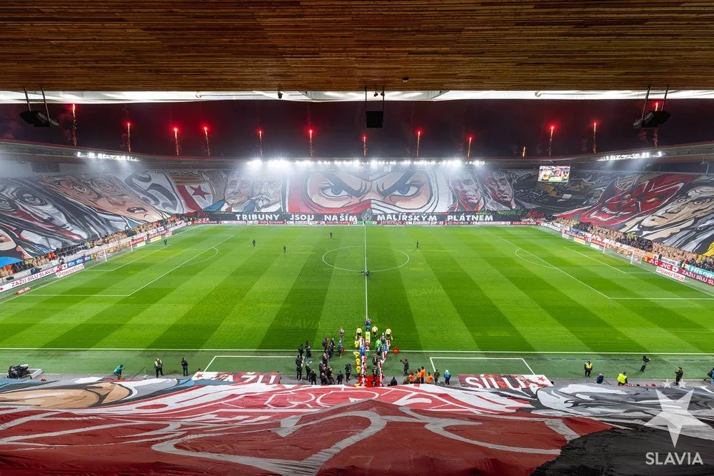 Měsíce příprav, dvacet tisíc pláštěnek, český rekord. Choreo slávistické Tribuny Sever se zapsalo do historie