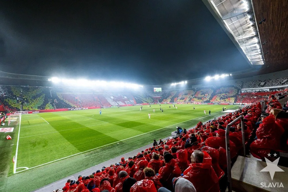 Měsíce příprav, dvacet tisíc pláštěnek, český rekord. Choreo slávistické Tribuny Sever se zapsalo do historie