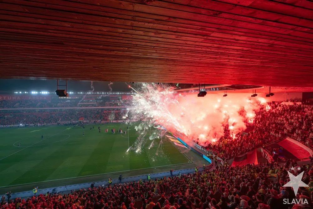 Měsíce příprav, dvacet tisíc pláštěnek, český rekord. Choreo slávistické Tribuny Sever se zapsalo do historie