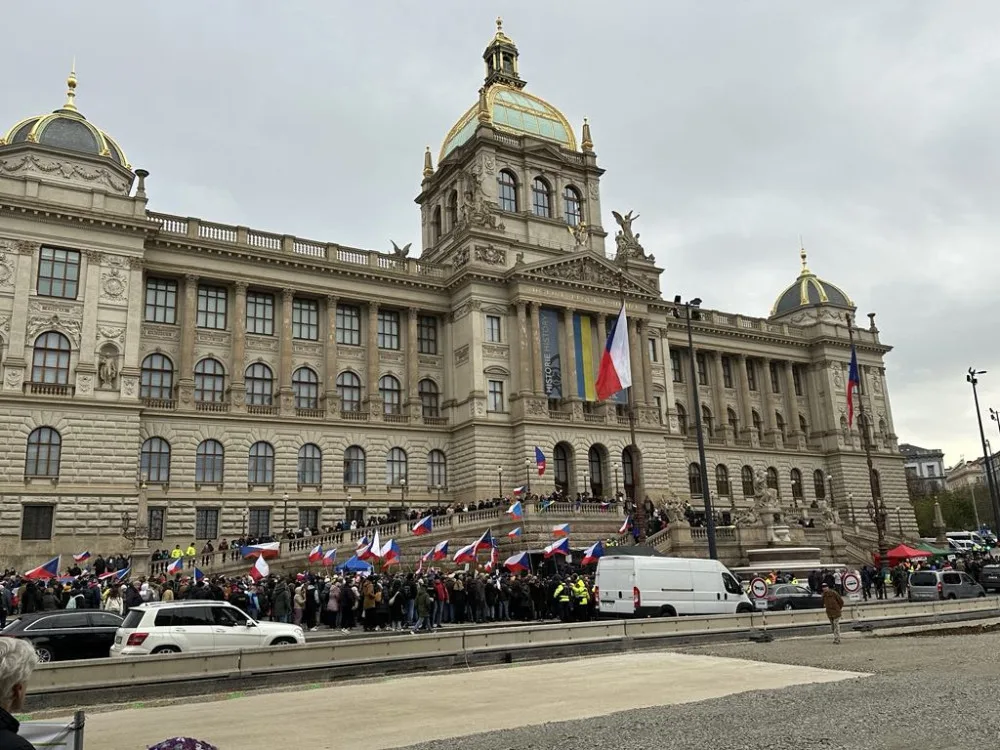Protivládní prostest před Národním muzeem