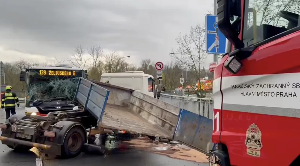 Záchranáři ošetřili dva lehce zraněné.