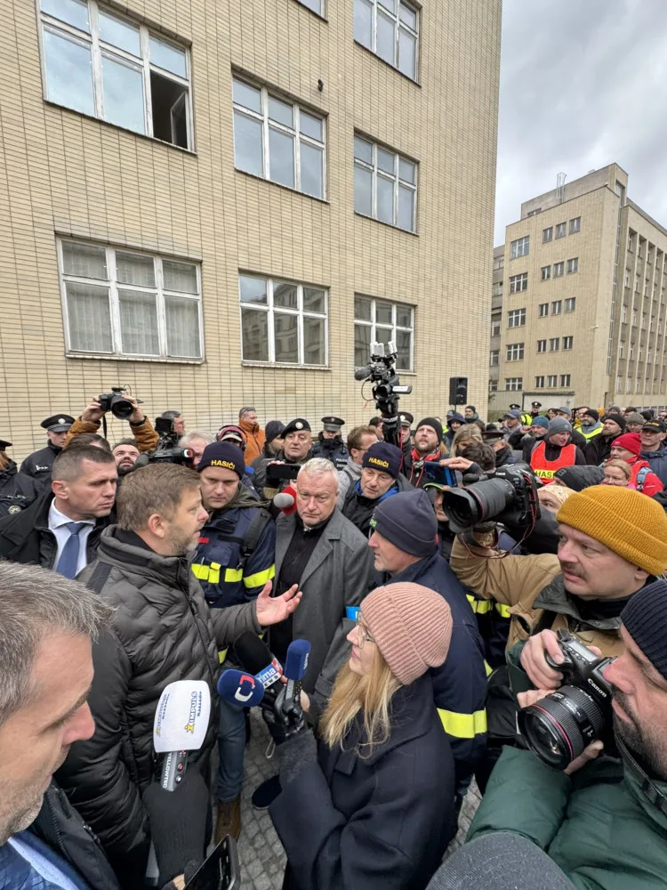 Stovky příslušníků bezpečnostních sborů protestují proti nízkým platům