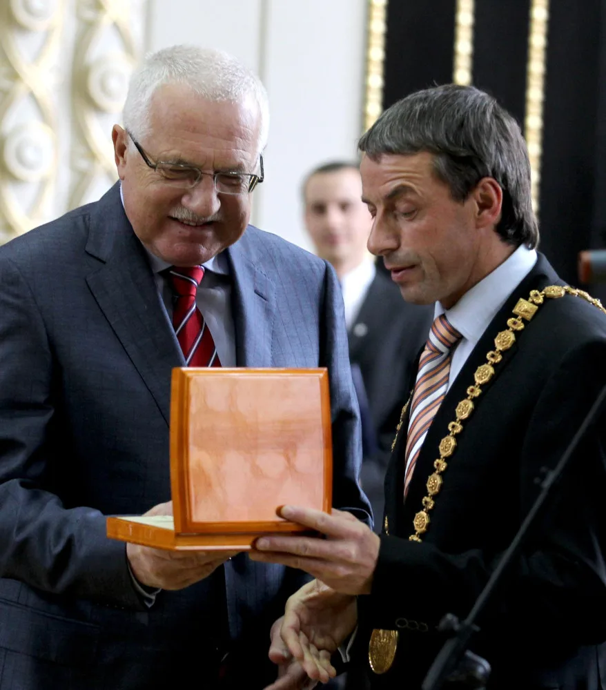 Pavel Bém s tehdejším prezidentem Václavem Klausem v roce 2010, když odcházel z funkce primátora