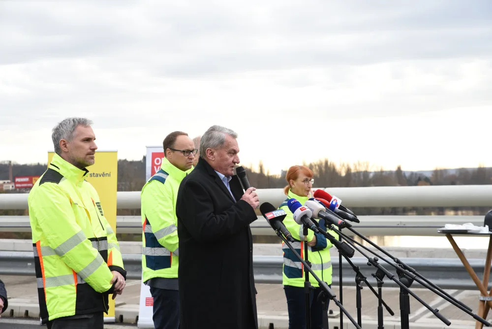 Uzavření Barrandovského mostu je u konce. Řidiče již žádné opravy omezovat nebudou