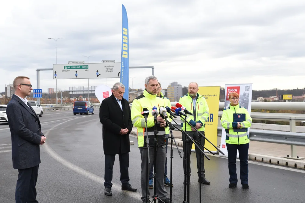 Uzavření Barrandovského mostu je u konce. Řidiče již žádné opravy omezovat nebudou