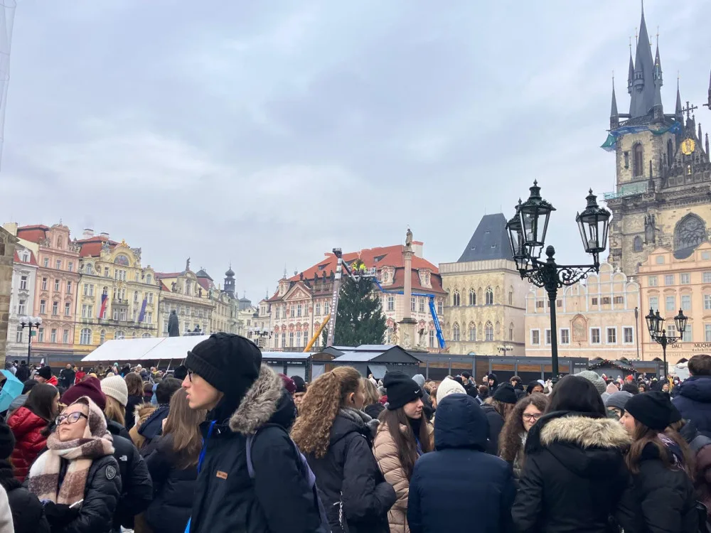 Technici v noci ukotvili vánoční strom na Staroměstském náměstí a začali se zdobením