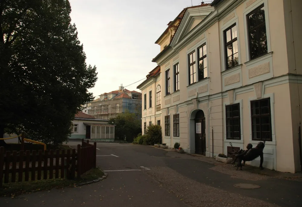 Zámek Veleslavín, v pozadí novostavba zbořené Vily Charlotty Masarykové