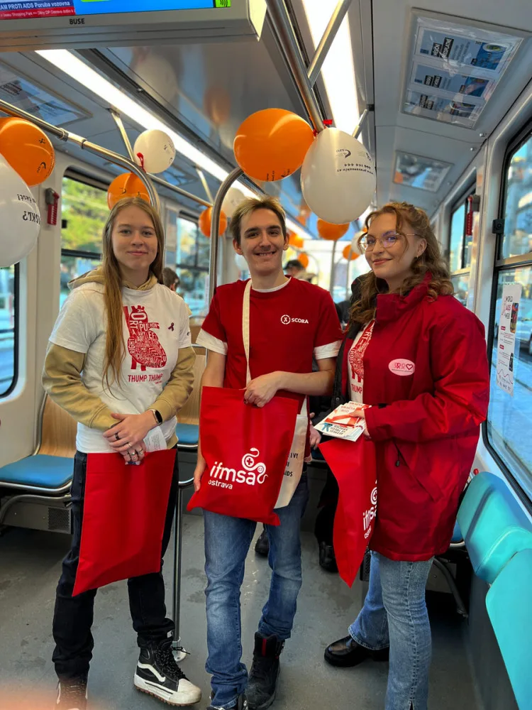 Do Prahy dnes zavítá preventivní tramvaj proti AIDS. Cestující poučí o ochraně proti viru HIV