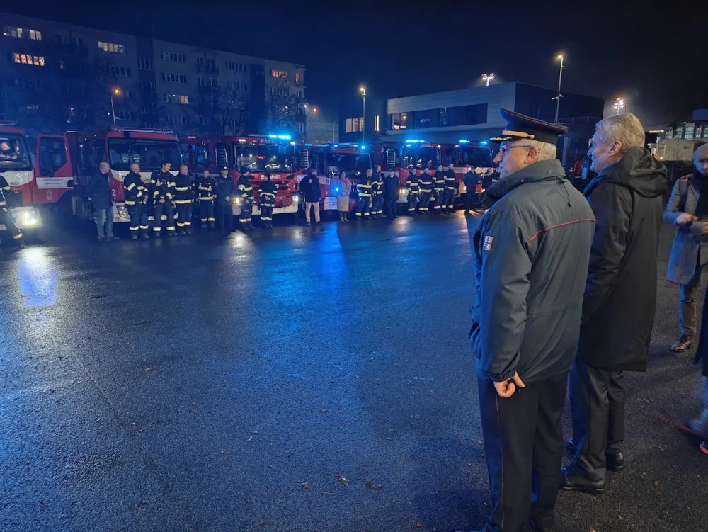 Pražští dobrovolní hasiči dostali od svých profesionálních kolegů deset kusů mobilní techniky