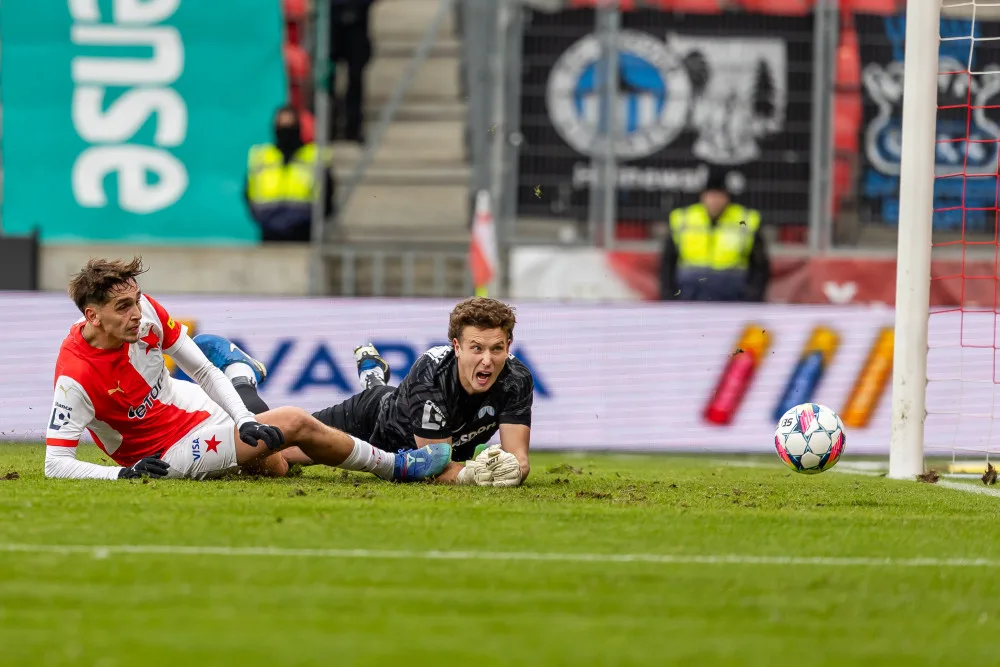 Slavia si porážkou Slovanu pojistila místo na špici tabulky