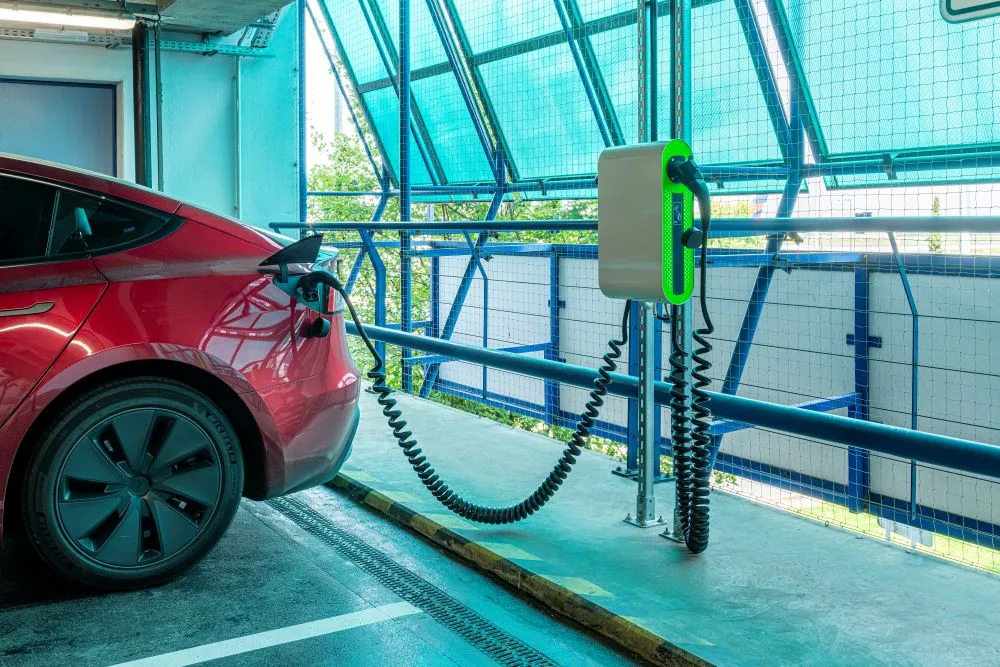 Dobíjení elektromobilu na Letišti Václava Havla Praha
