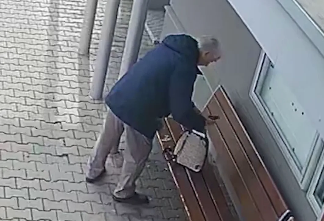 Senior vytáhl z tašky peněženku a odešel.