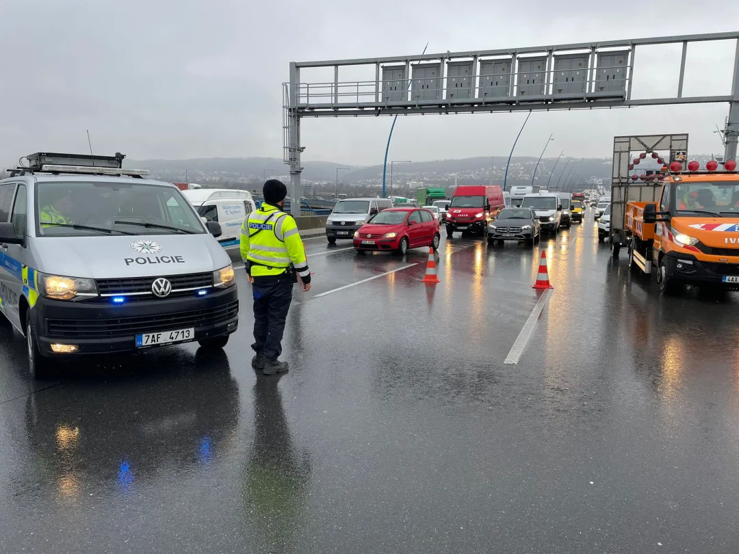 Policie tunel zavřel v obou směrech.