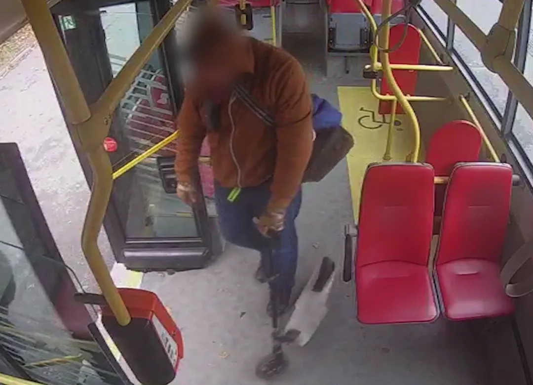 Řidiči autobusu chtěl vypustit kolo.