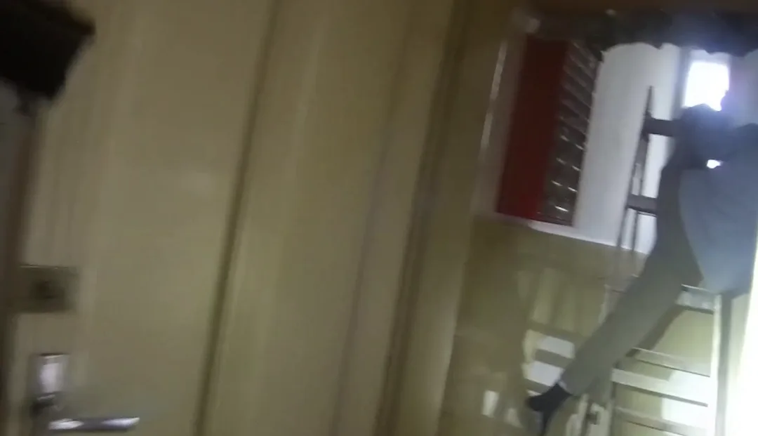 Žena na štaflích spadla a uvízla v nich