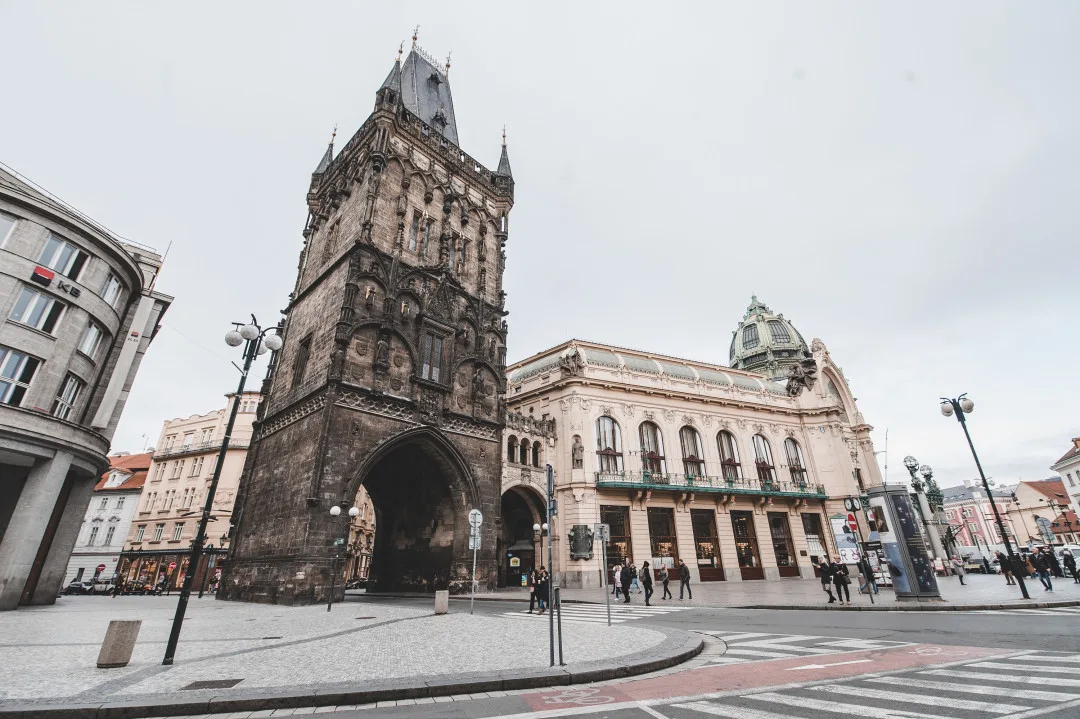 Restaurátoři očistili plášť Prašné brány, čeká ji i generální oprava