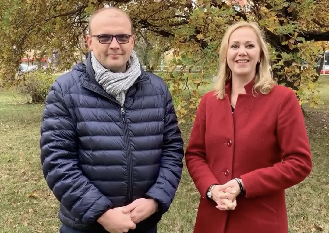 Zastupitelé Prahy 10 odvolali z výborů Komrskovou a Kočího kvůli emailové kauze