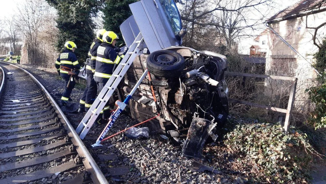V Praze srazil vlak na přejezdu auto, tři lidi z něj museli vyprostit.