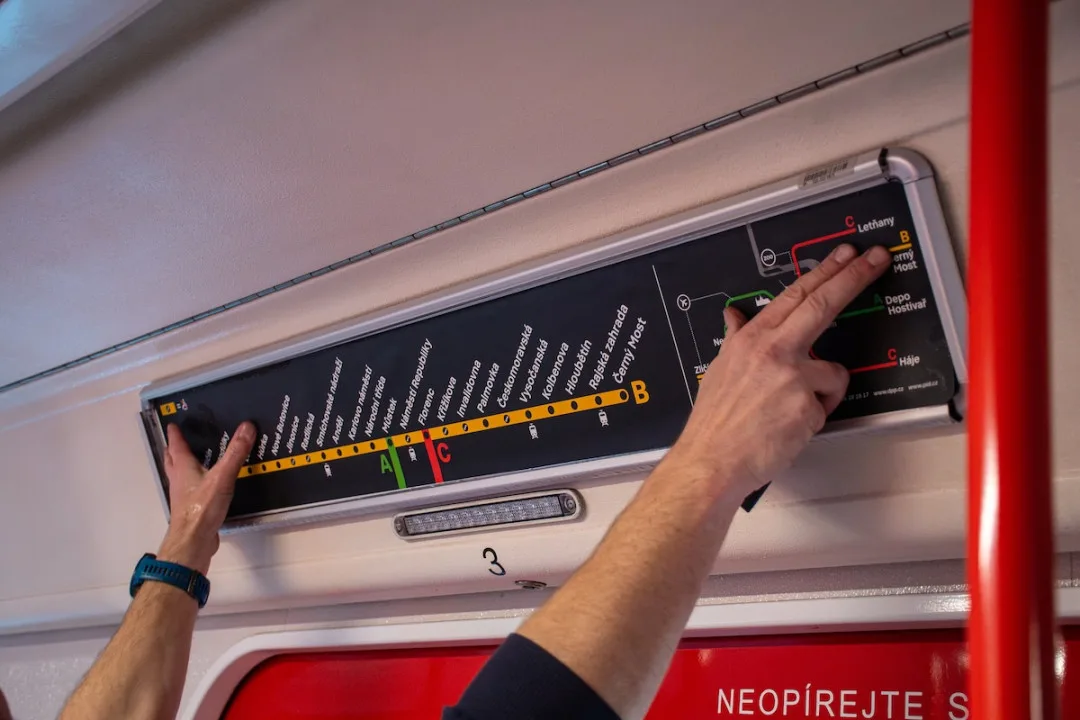 Praha vymění ve všech vozech metra současné cedule se schématy linek