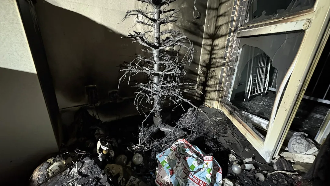 VIDEO: Výbuch pyrotechniky v bytě, požár v Sapě a zase ty prskavky. Pražští hasiči klidné Vánoce neměli