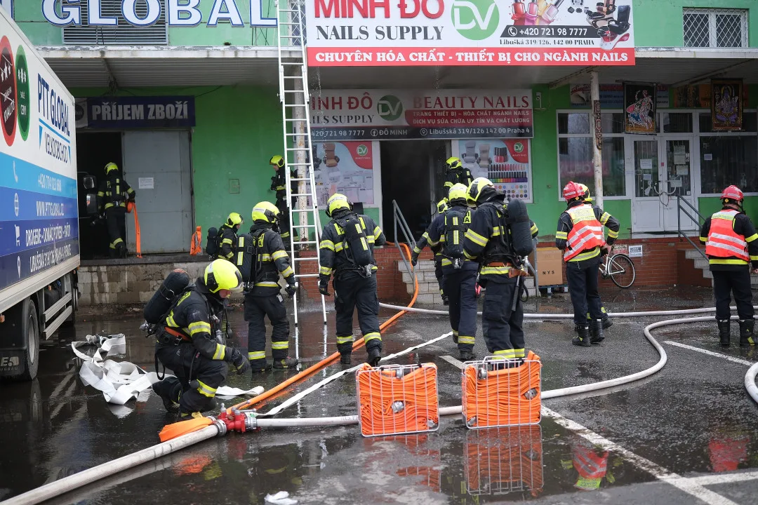 VIDEO: Výbuch pyrotechniky v bytě, požár v Sapě a zase ty prskavky. Pražští hasiči klidné Vánoce neměli