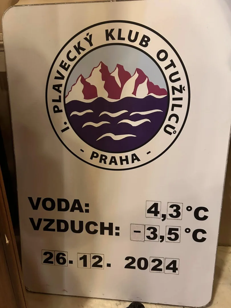 Studenou Vltavou plavalo při Memoriálu Alfreda Nikodéma přes tři sta lidí, vodu zkusila i starostka Prahy 1