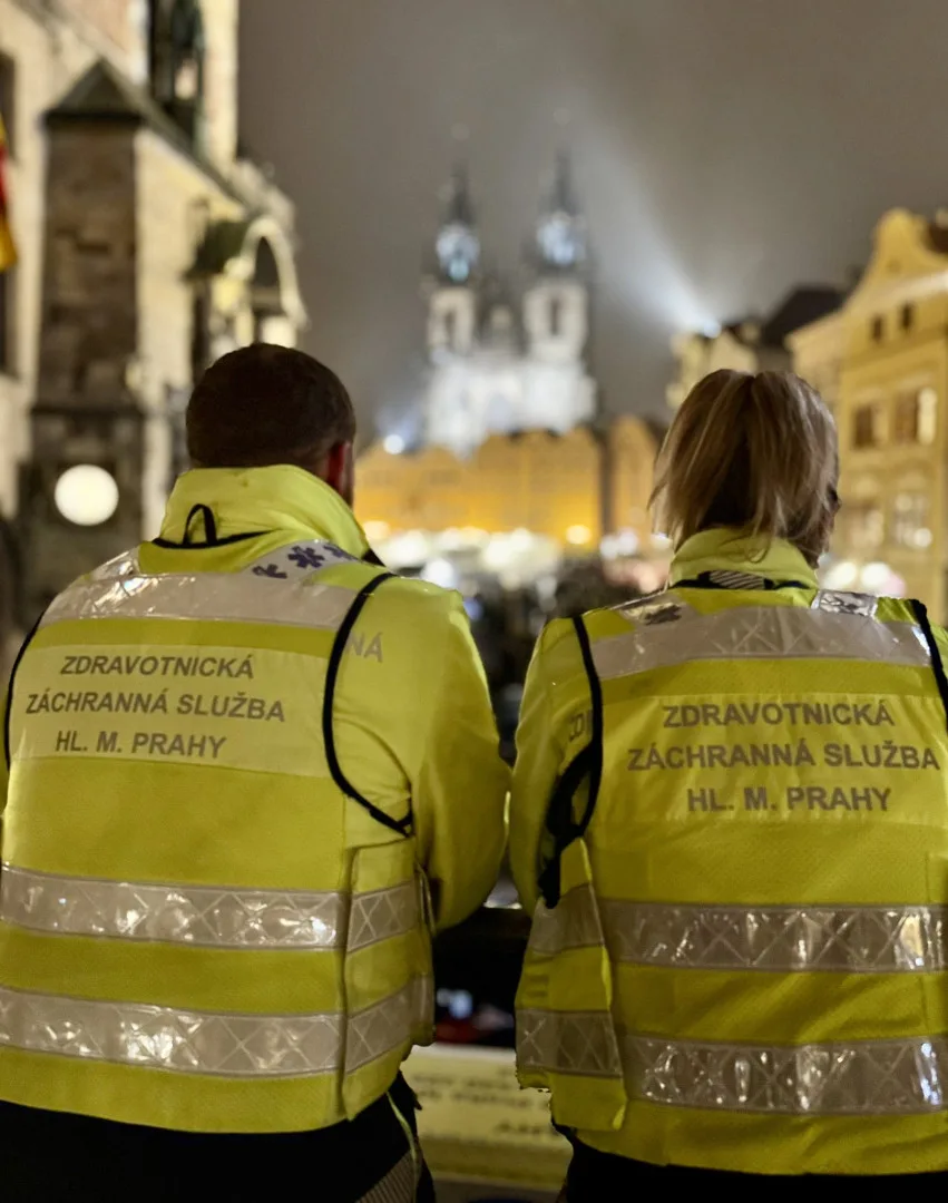 Tisíc volání na tísňovou linku, třicet požárů kvůli pyrotechnice, tři stovky výjezdů sanitek. Pražští policisté, hasiči a záchranáři se na Silvestra nezastavili
