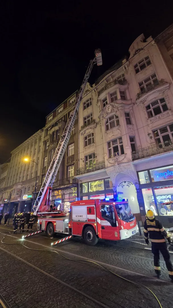 Tisíc volání na tísňovou linku, třicet požárů kvůli pyrotechnice, tři stovky výjezdů sanitek. Pražští policisté, hasiči a záchranáři se na Silvestra nezastavili