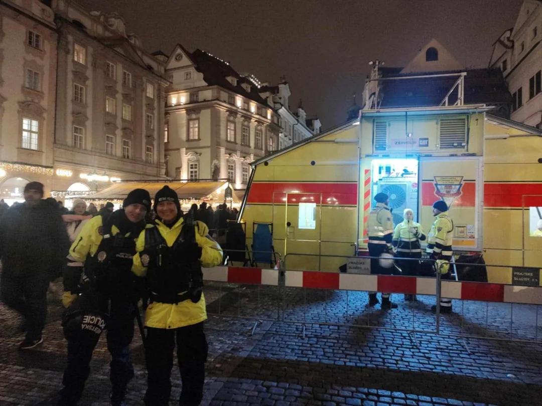 Tisíc volání na tísňovou linku, třicet požárů kvůli pyrotechnice, tři stovky výjezdů sanitek. Pražští policisté, hasiči a záchranáři se na Silvestra nezastavili
