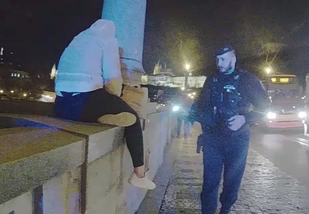 Mladá matka chtěla kvůli problémům skočit z mostu.