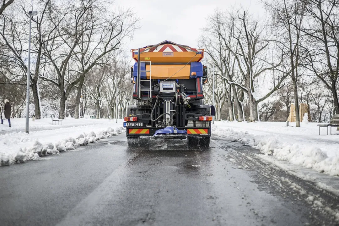 Sněžení, mrznoucí déšť a silná ledovka. Meteorologové varují před nedělním počasím