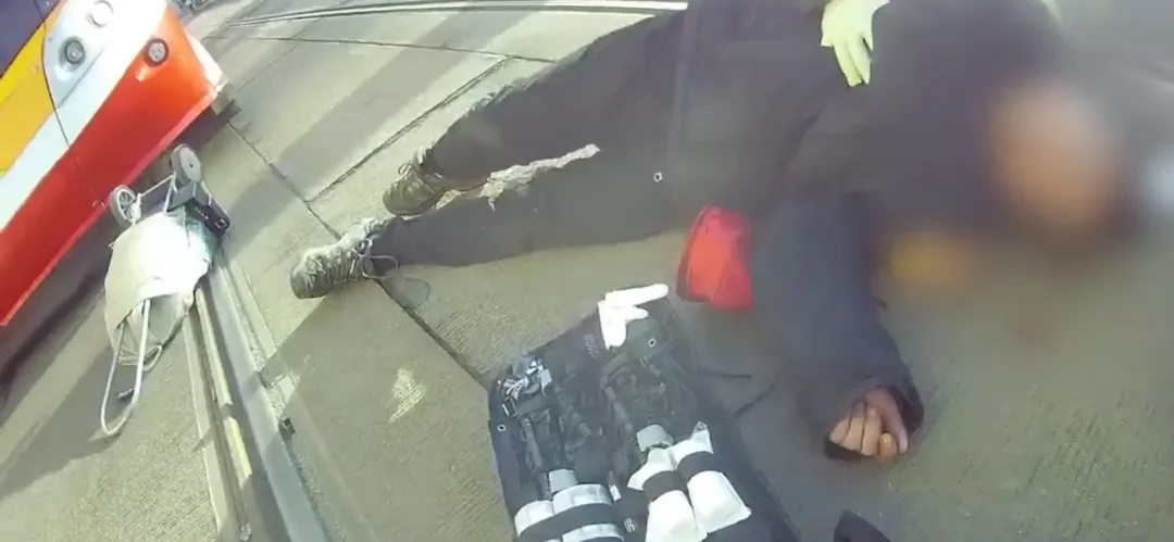 VIDEO: Policisté zasahovali u dvou srážek tramvaje s chodci, varují před nepozorností