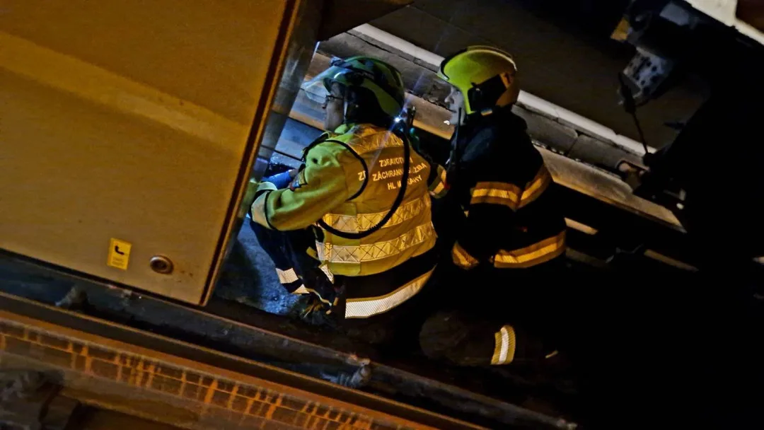 Ve stanici Národní třída spadl člověk pod metro, provoz je zastaven