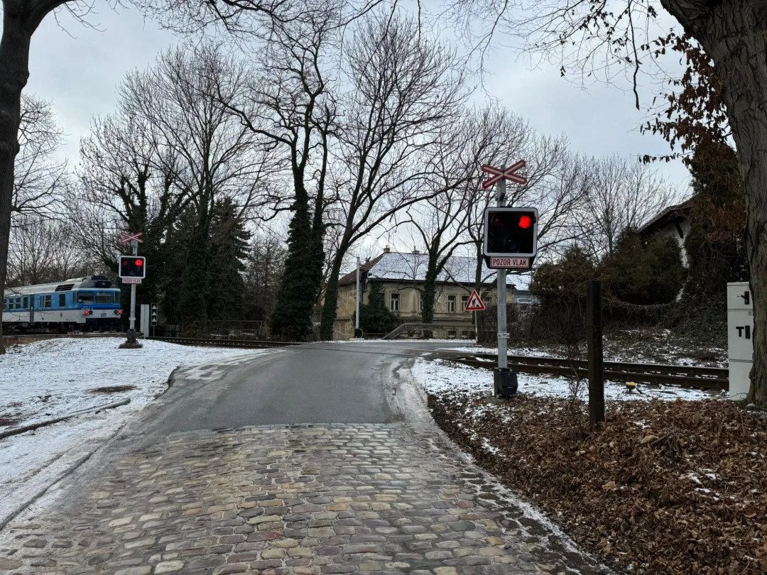 Problémové železniční přejezdy v Liboci chce Praha 6 řešit. Přemýšlí o závorách nebo i úplném zákazu jízdy aut