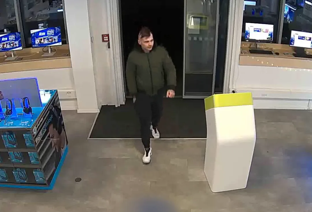 VIDEO: Muž je v prodejně elektra v Praze stálým zákazníkem. Místo nákupu ale telefony krade