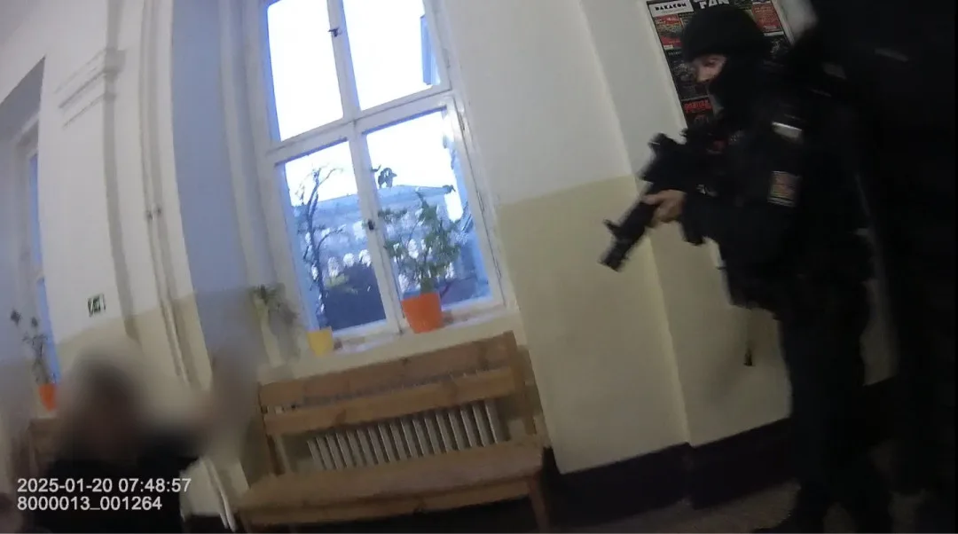 Žák pražské střední školy vyhrožoval střelbou. Přišli si pro něj policisté s dlouhými zbraněmi