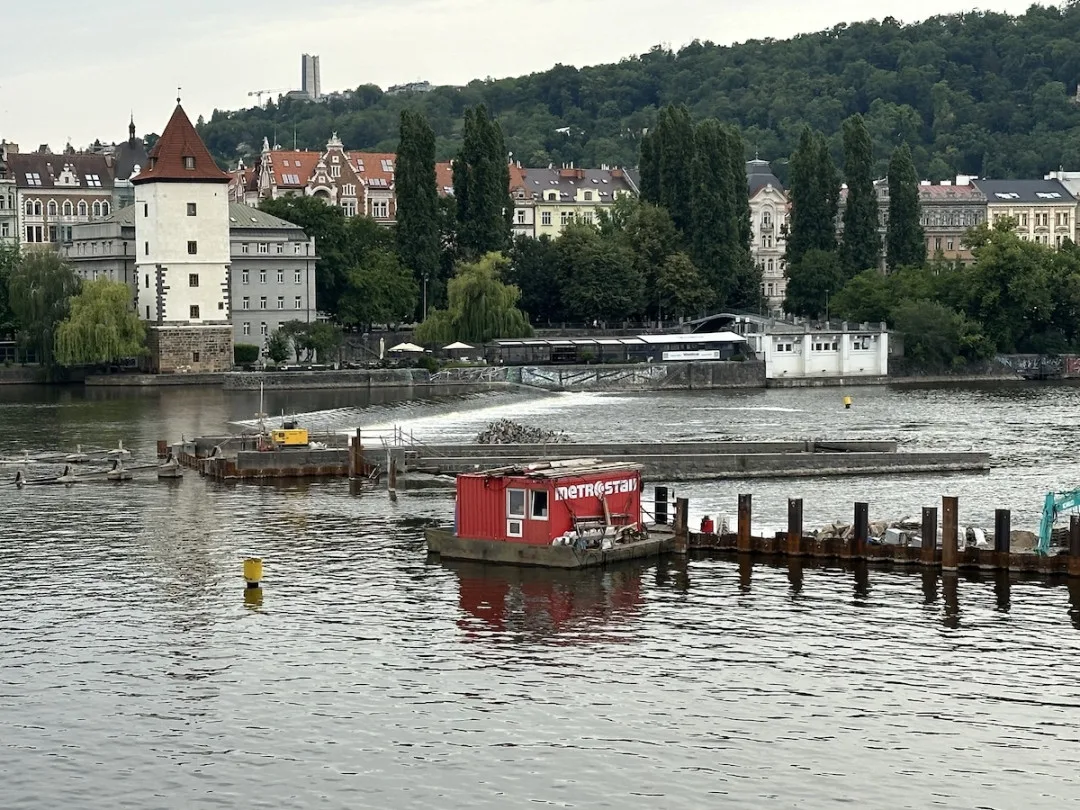 Šítkovský jez je u Jiráskova mostu.