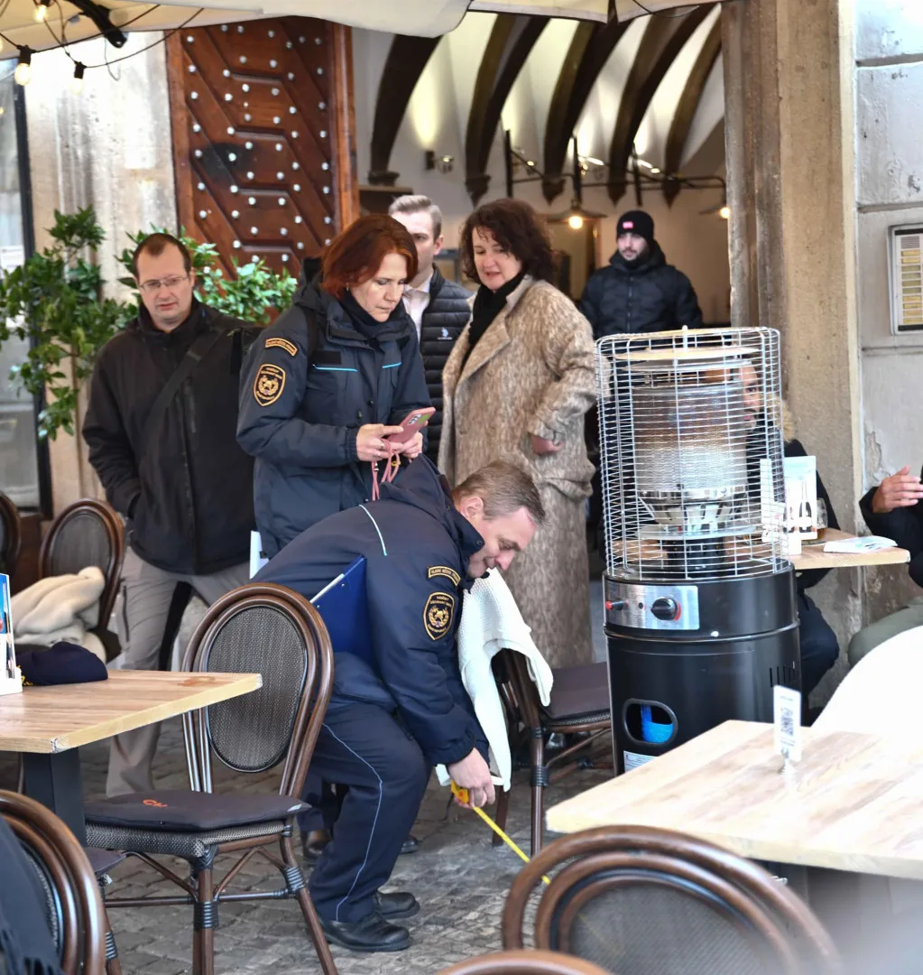 Předzahrádky restaurací na Staroměstském náměstí prošly kontrolou, nedostatky našli hasiči ve všech