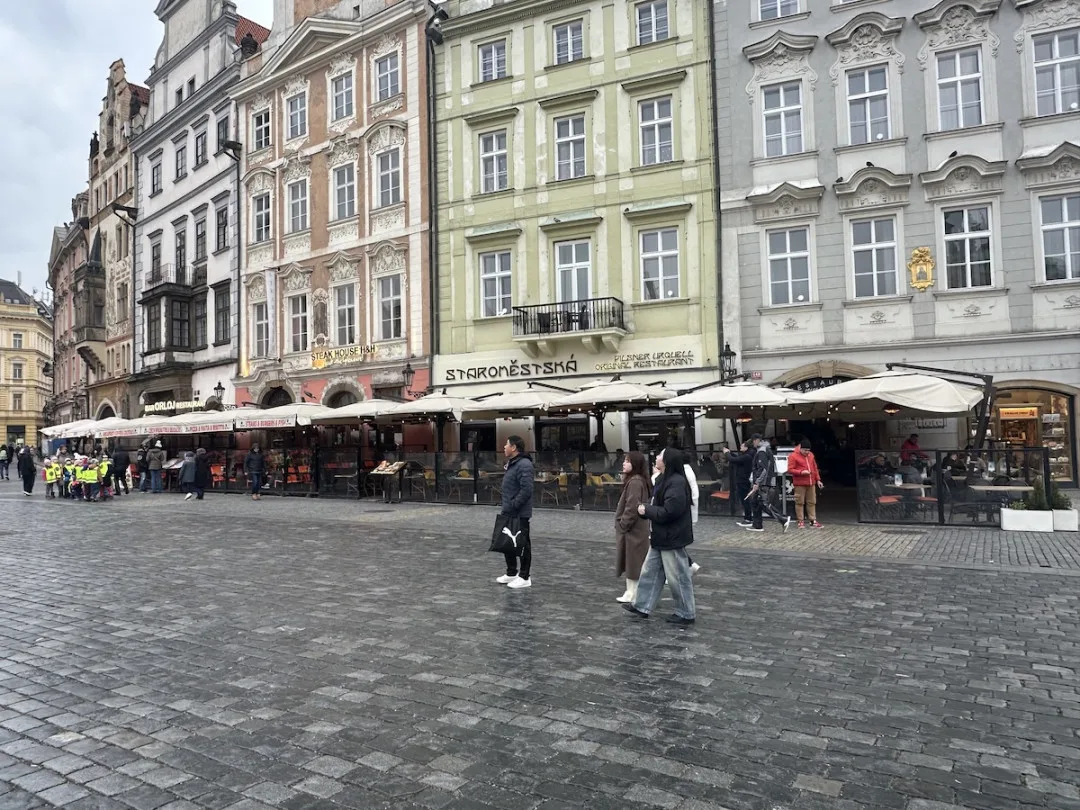 Předzahrádky restaurací na Staroměstském náměstí prošly kontrolou, nedostatky našli hasiči ve všech