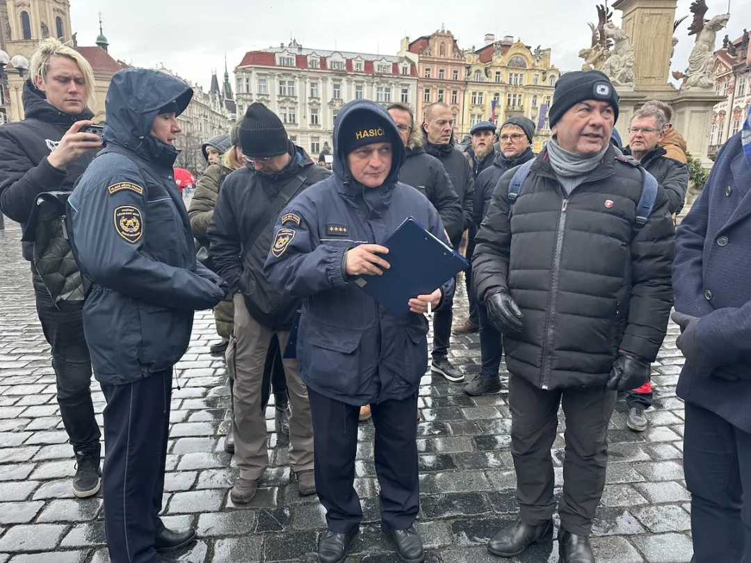 Předzahrádky restaurací na Staroměstském náměstí prošly kontrolou, nedostatky našli hasiči ve všech